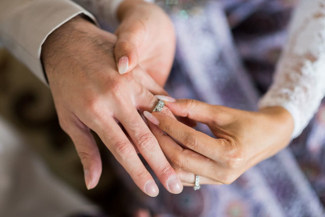 国際結婚したベトナム人女性との指輪の交換